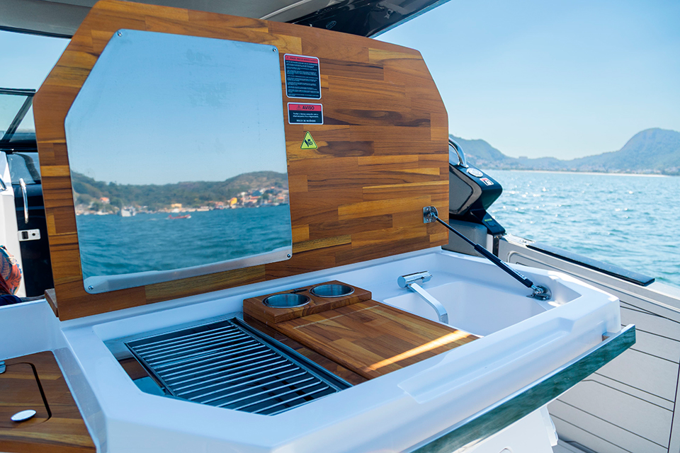 Zath 348 HT Outboard: design europeu, navegabilidade e muito espaço a bordo